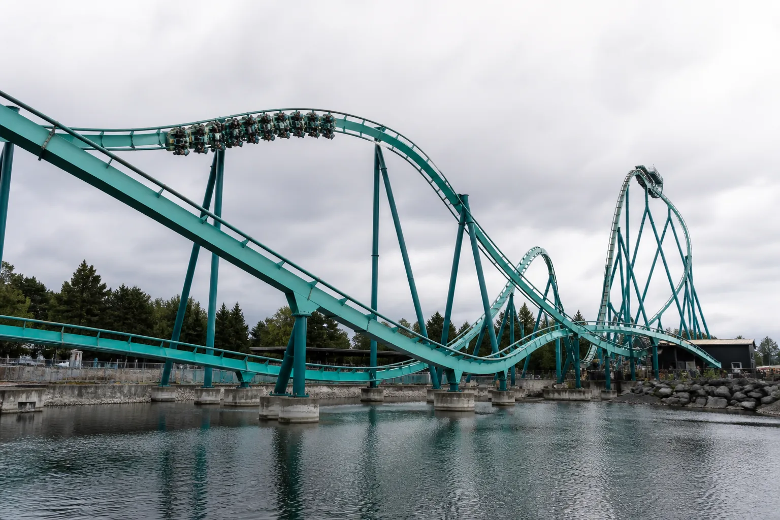 A thrill-park drop under a hard sky